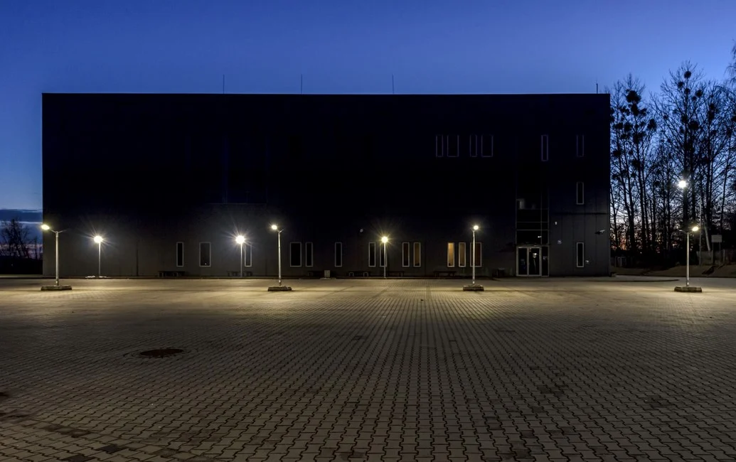Energooszczędne oświetlenie przed Halą na Skarpie