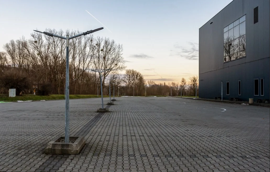 Energooszczędne oświetlenie przed Halą na Skarpie