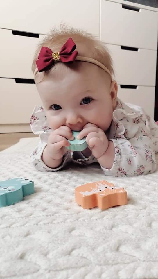 Lenka urodziła się z obustronnym rozszczepem podniebienia. Potrzebuje kosztownego leczenia