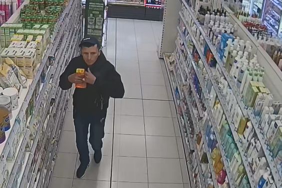 Czy rozpoznajesz sprawców kradzieży perfum? Powiadom Policję!