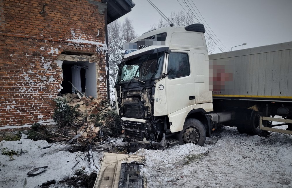 Ciężarówka wbiła się w budynek w Ornontowicach. Policja apeluje o rozwagę na drogach