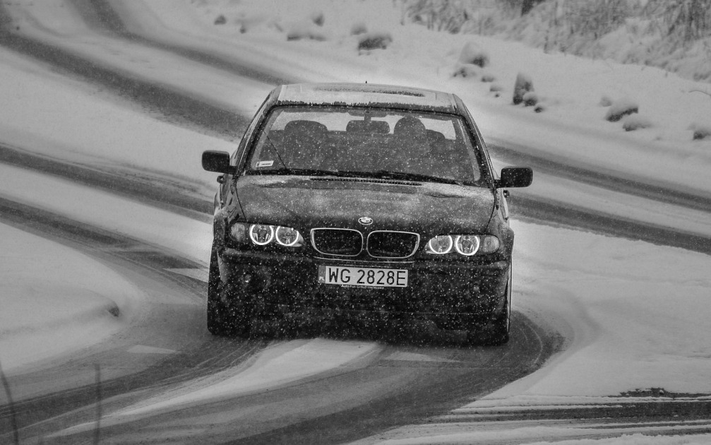 12 kolizji w 3 dni. Policja radzi, jak dostosować jazdę samochodem do trudnych warunków