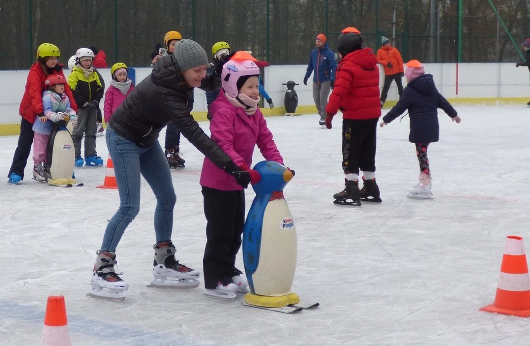 Pierwsze kroki na lodzie lub z hokejem? MOSiR Mikołów rusza z zajęciami dla dzieci