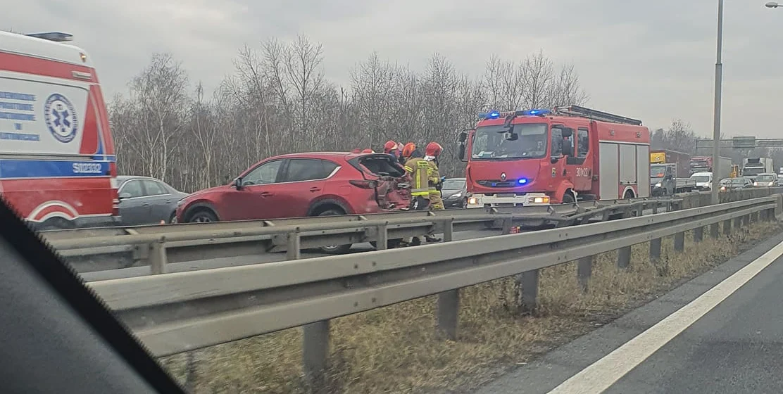 Duże utrudnienia na S86 w obu kierunkach! Jedna osoba poszkodowana