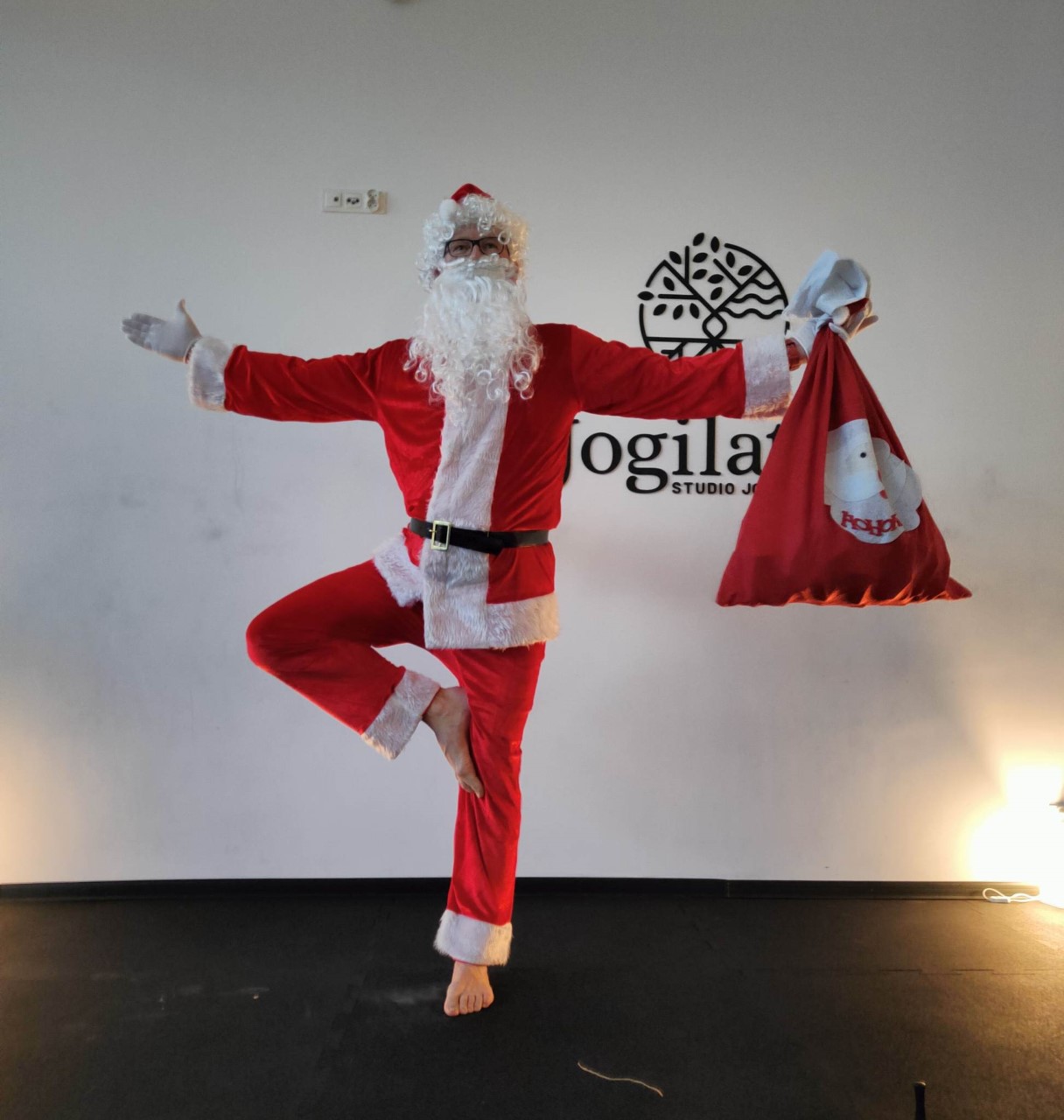 Gang Mikołajów w katowickich basenach. 6. grudnia rozdawał upominki na basenach