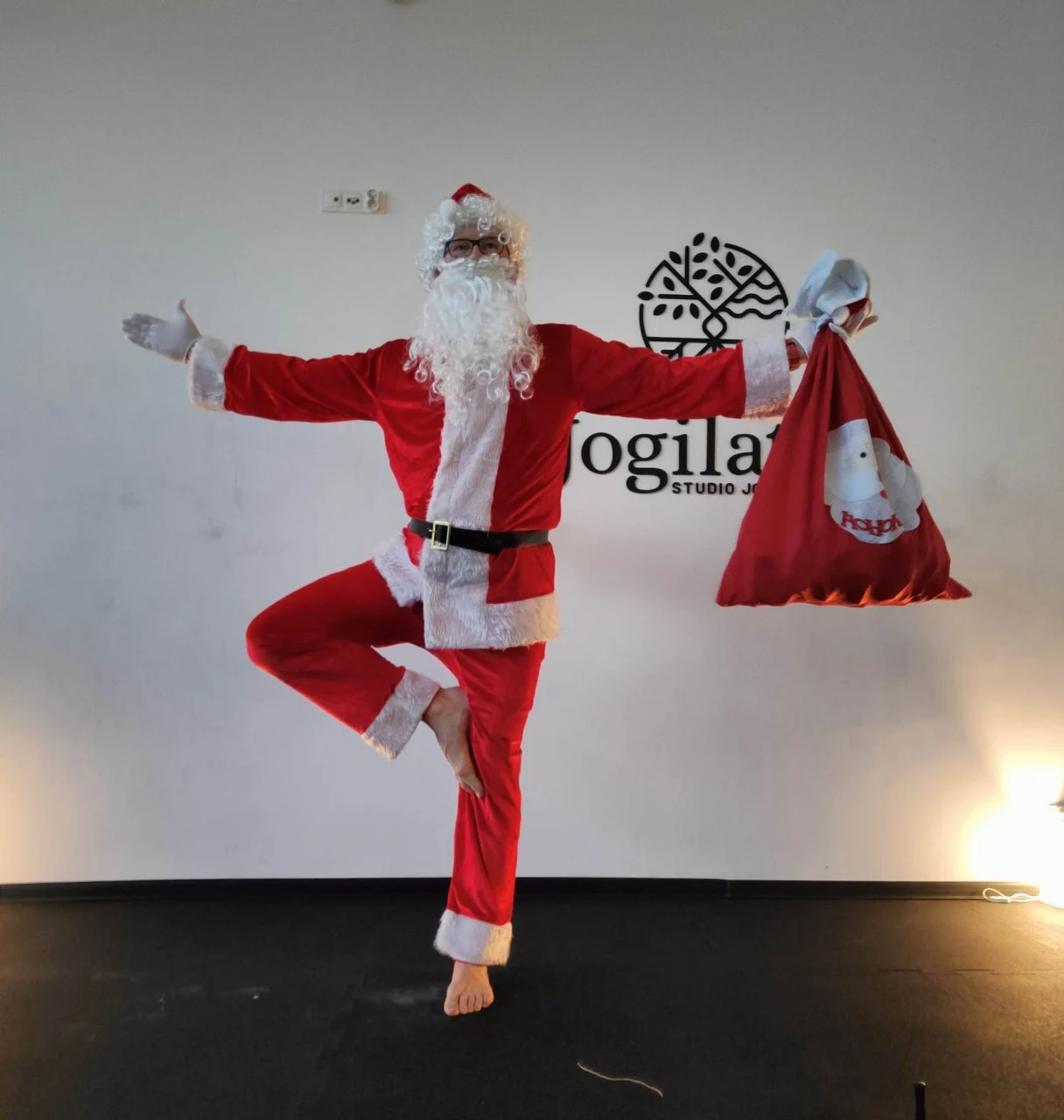 Gang Mikołajów w katowickich basenach. 6. grudnia rozdawał upominki na basenach