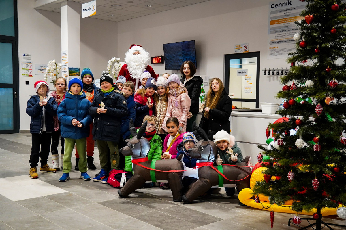 Gang Mikołajów w katowickich basenach. 6. grudnia rozdawał upominki na basenach