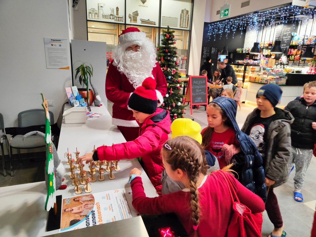 Gang Mikołajów w katowickich basenach. 6. grudnia rozdawał upominki na basenach
