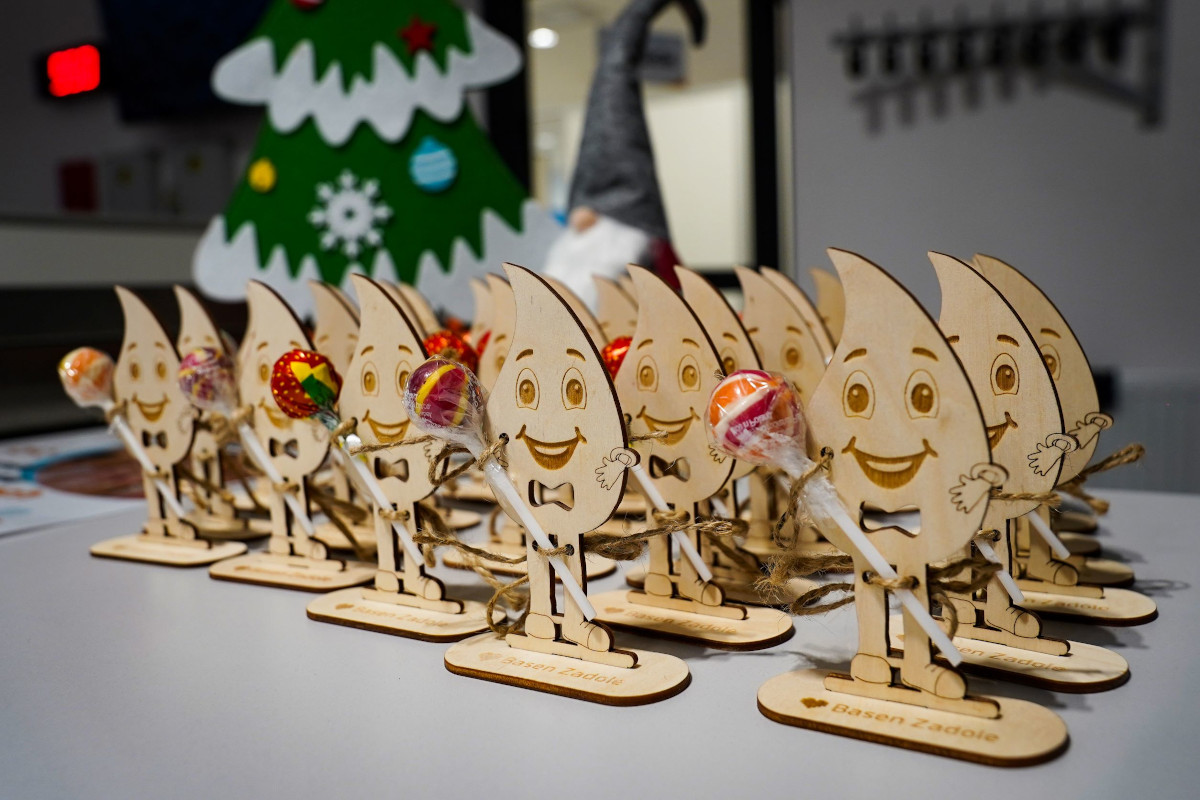 Gang Mikołajów w katowickich basenach. 6. grudnia rozdawał upominki na basenach