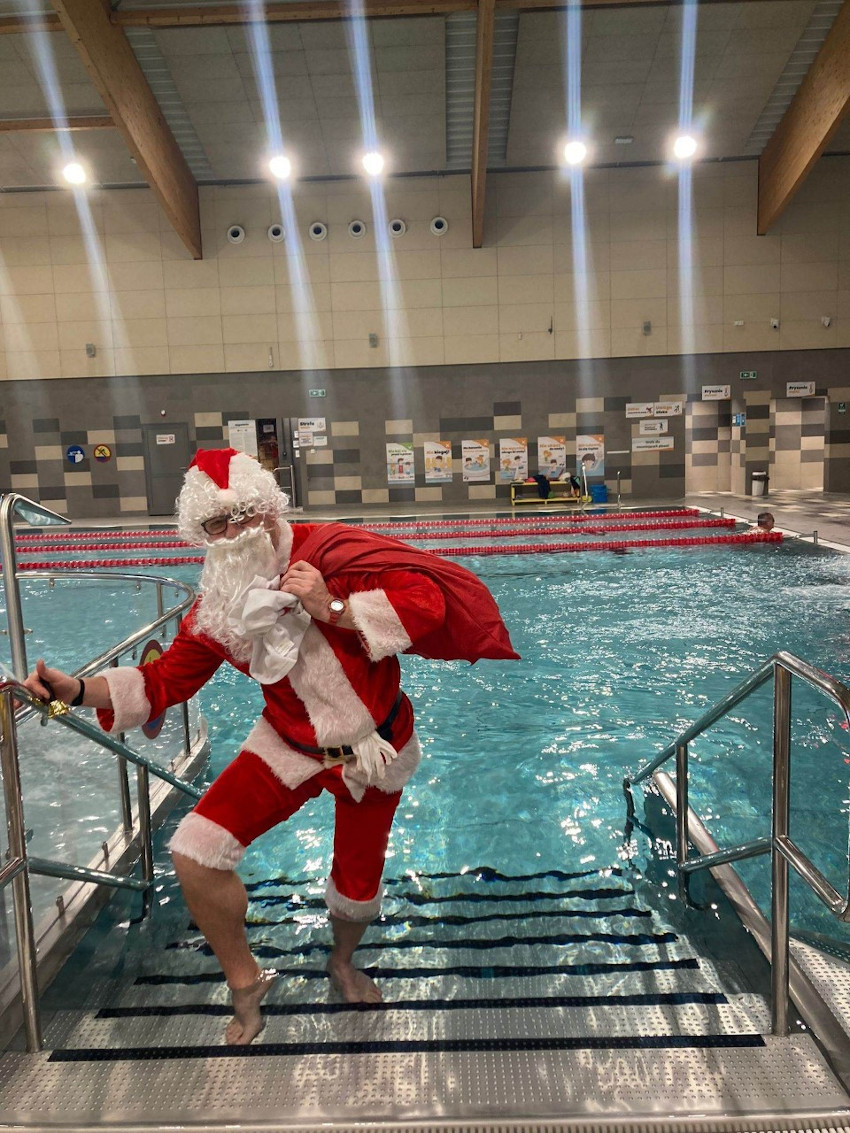 Gang Mikołajów w katowickich basenach. 6. grudnia rozdawał upominki na basenach