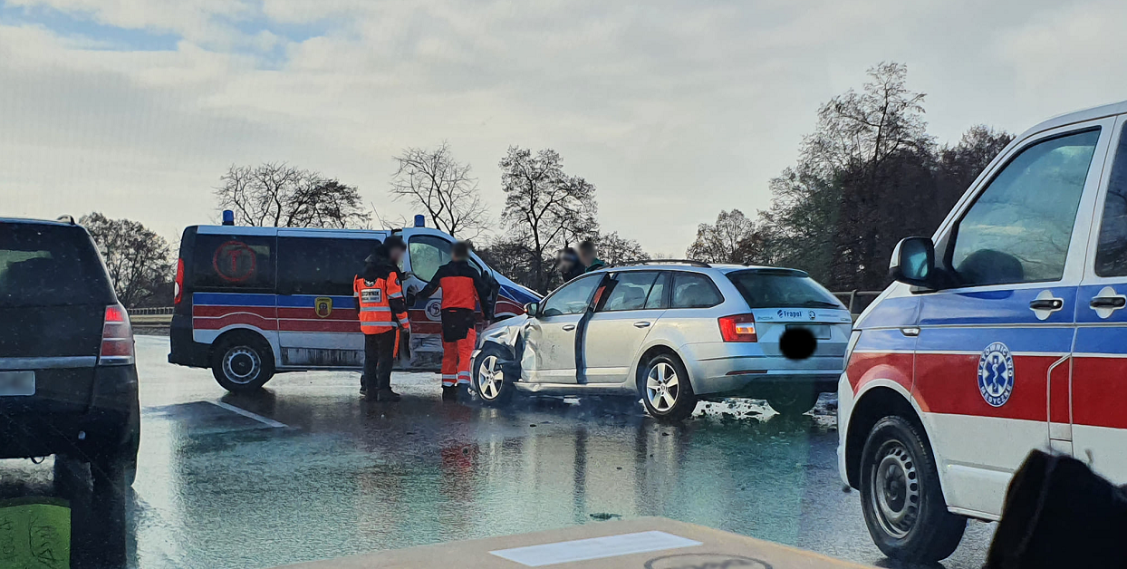 Karetka zderzyła się z osobówką! Zdarzenie drogowe na DTŚ