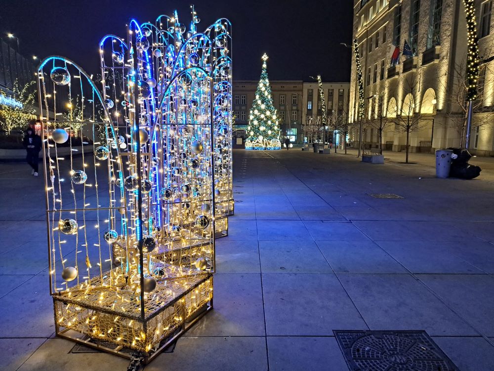 Świąteczny klimat na rynku w Chorzowie. Przed urzędem miasta pojawiły się ozdoby