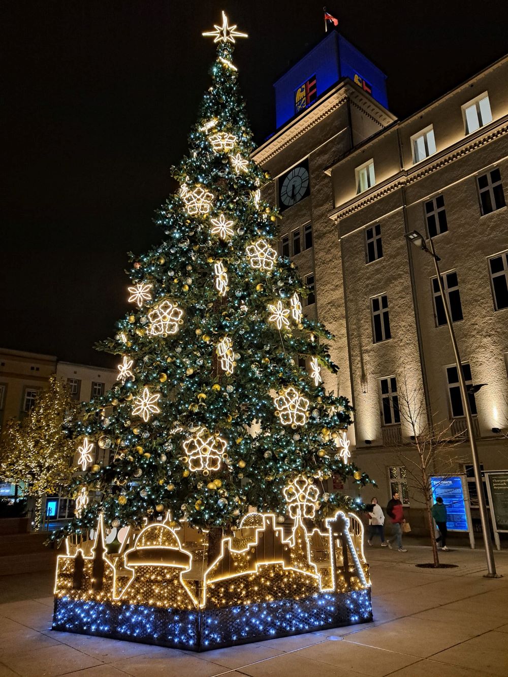 Świąteczny klimat na rynku w Chorzowie. Przed urzędem miasta pojawiły się ozdoby
