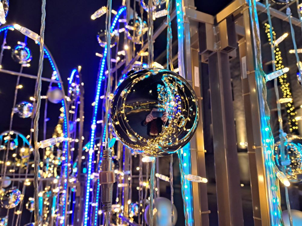 Świąteczny klimat na rynku w Chorzowie. Przed urzędem miasta pojawiły się ozdoby