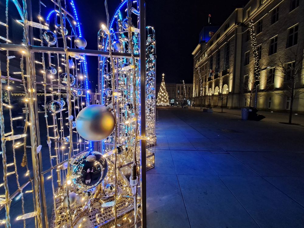 Świąteczny klimat na rynku w Chorzowie. Przed urzędem miasta pojawiły się ozdoby