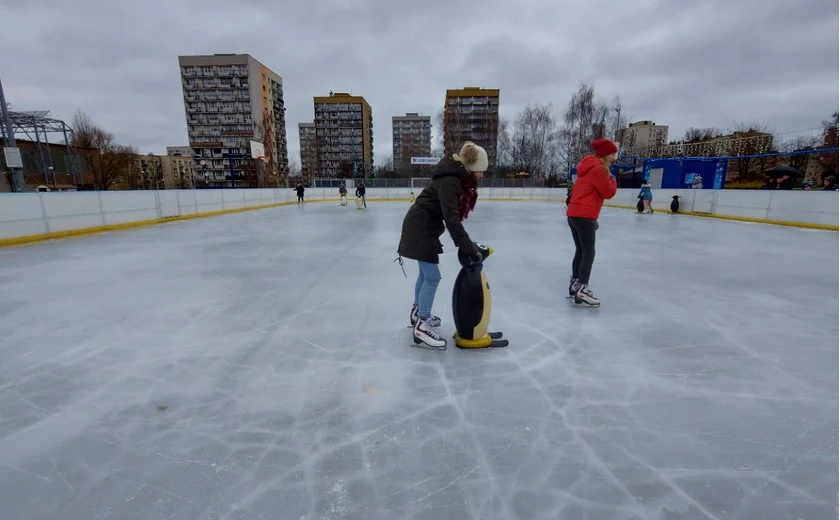 Lodowisko w Chorzowie Batorym już działa. Już dziś Mikołajki na plenerowej ślizgawce