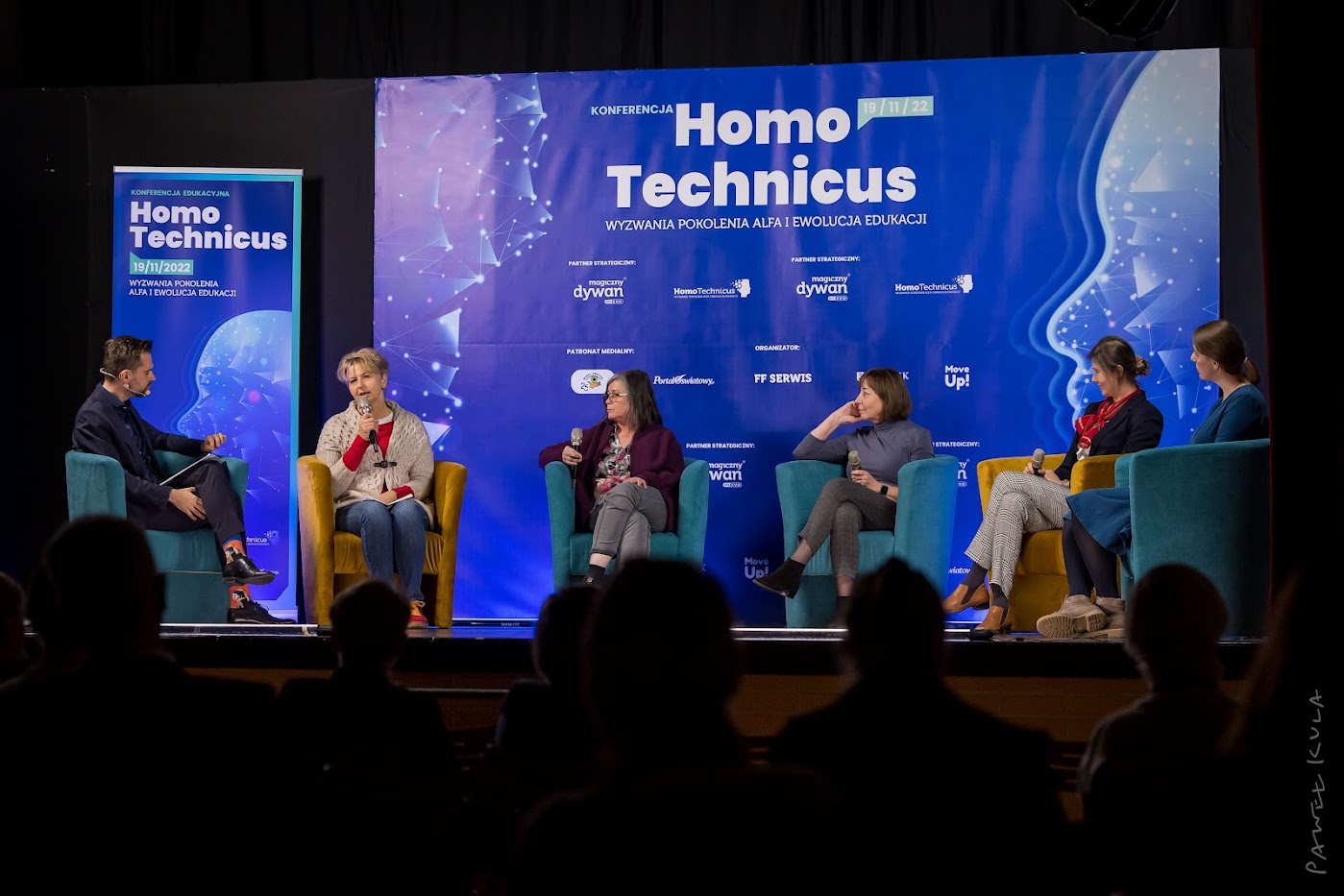 Jak nauczyć dzieci i młodzież świadomego korzystania z nowych technologii – rola szkoły XX