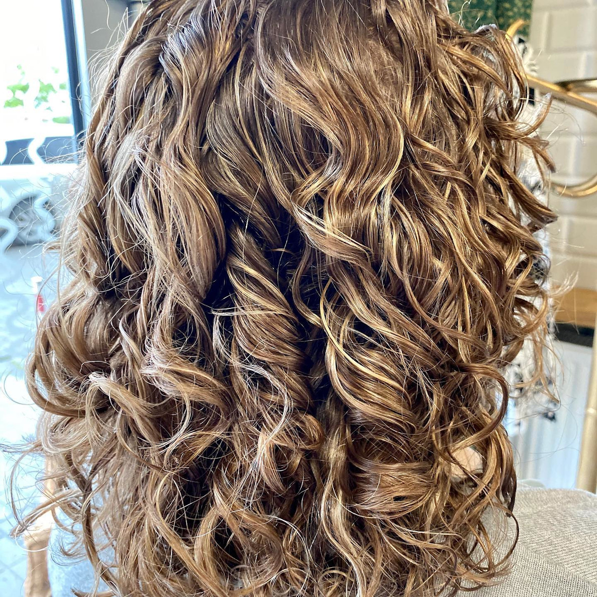 Jak zrobić loki na długich włosach nie niszcząć włosów