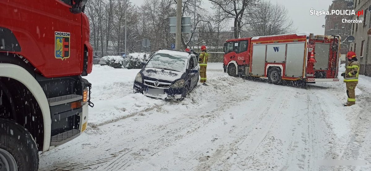 Niebezpieczne zdarzenie drogowe. Policja apeluje o ostrożną jazdę