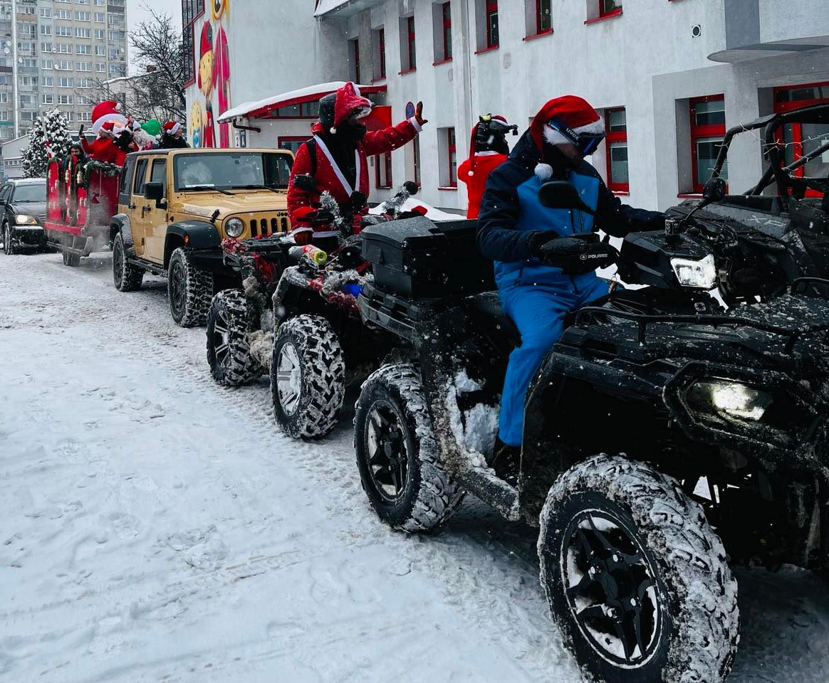 Wizyta MotoMikołajów w chorzowskim szpitalu dziecięcym
