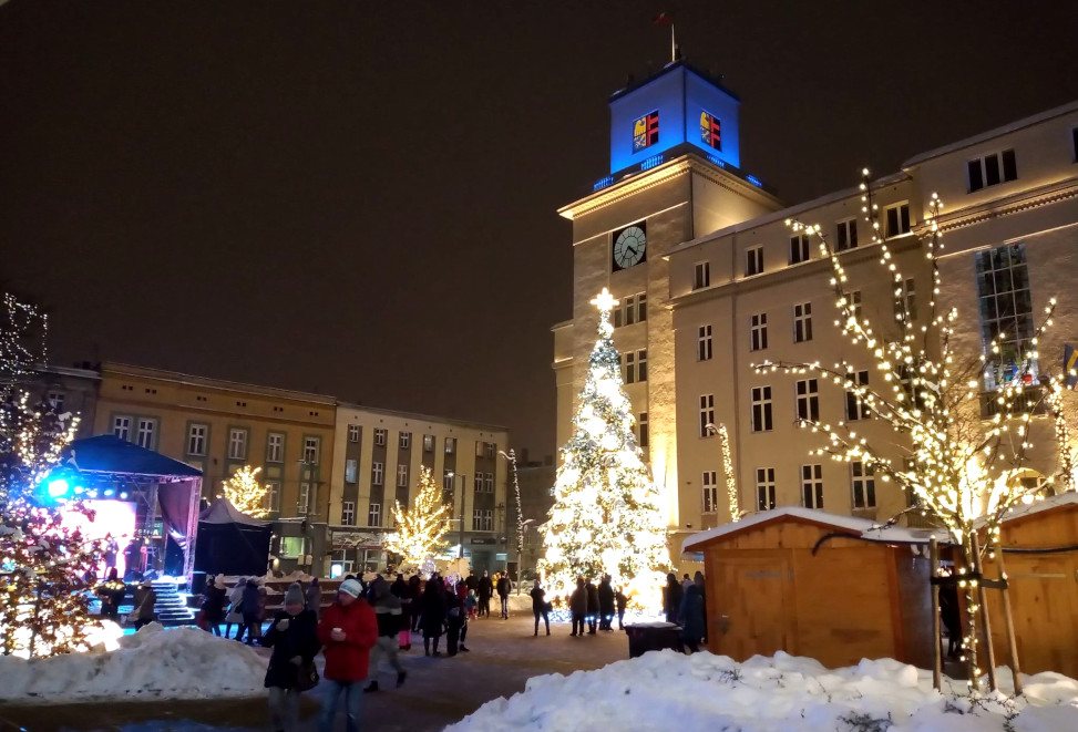 [ZDJĘCIA] Za nami Chorzowski Jarmark Bożonarodzeniowy. Tłumy na rynku