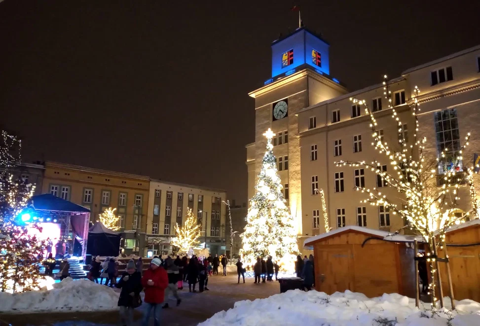 [ZDJĘCIA] Za nami Chorzowski Jarmark Bożonarodzeniowy. Tłumy na rynku