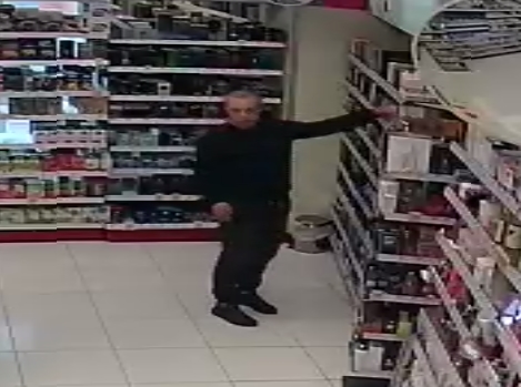Ukradł perfumy w jednej z chorzowskich drogerii. Rozpoznajesz go?