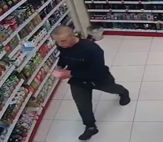Ukradł perfumy w jednej z chorzowskich drogerii. Rozpoznajesz go?