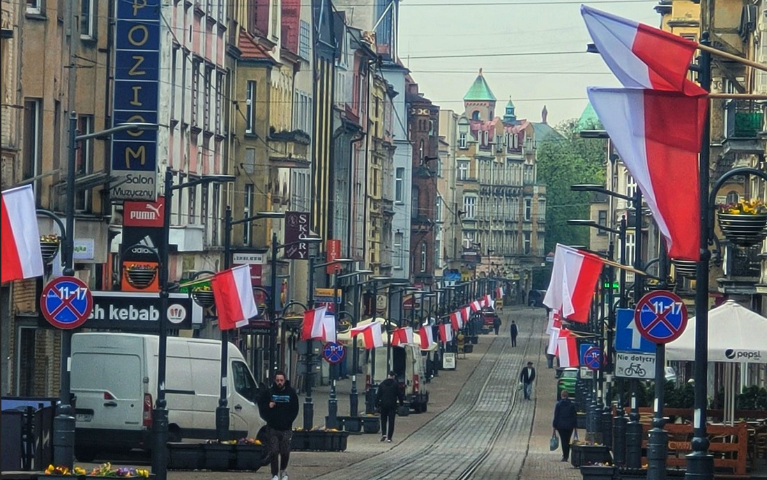 W Chorzowie brakuje flag podczas świąt państwowych? Miasto odpowiada na apel radnego