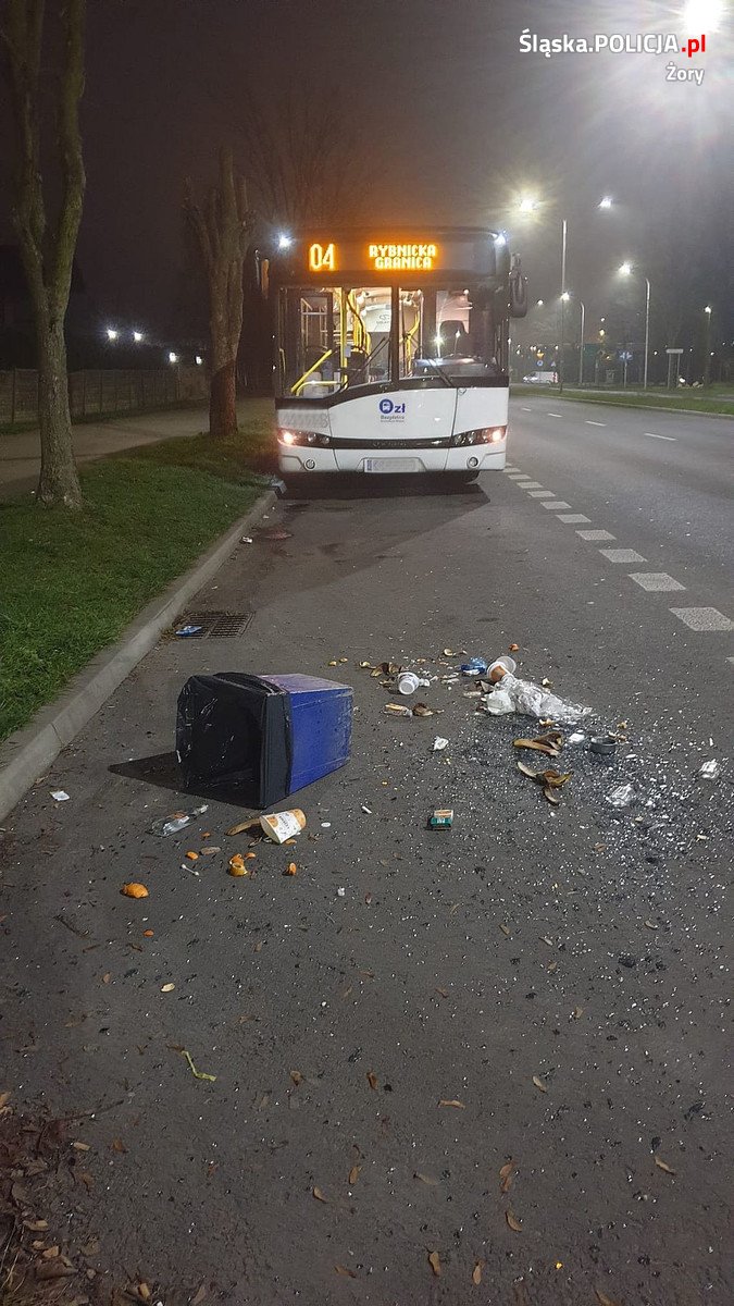25-letni agresor zdemolował autobus. Nie podobała mu się godzina odjazdu... 