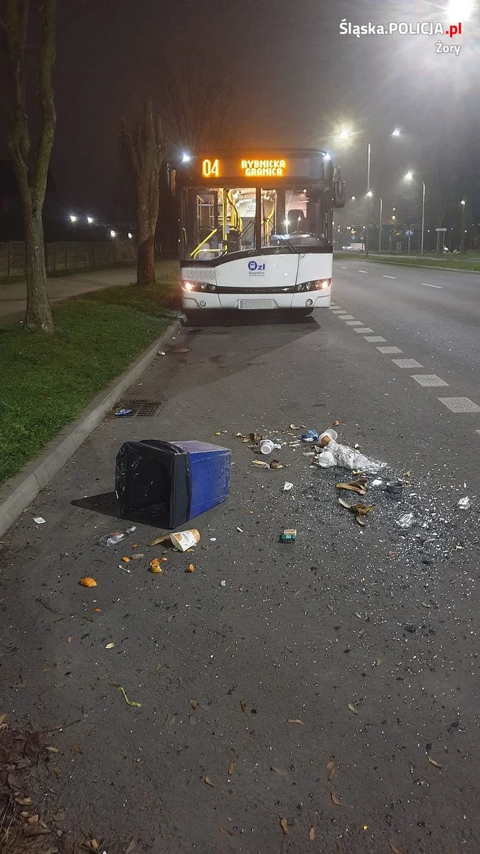 25-letni agresor zdemolował autobus. Nie podobała mu się godzina odjazdu... 