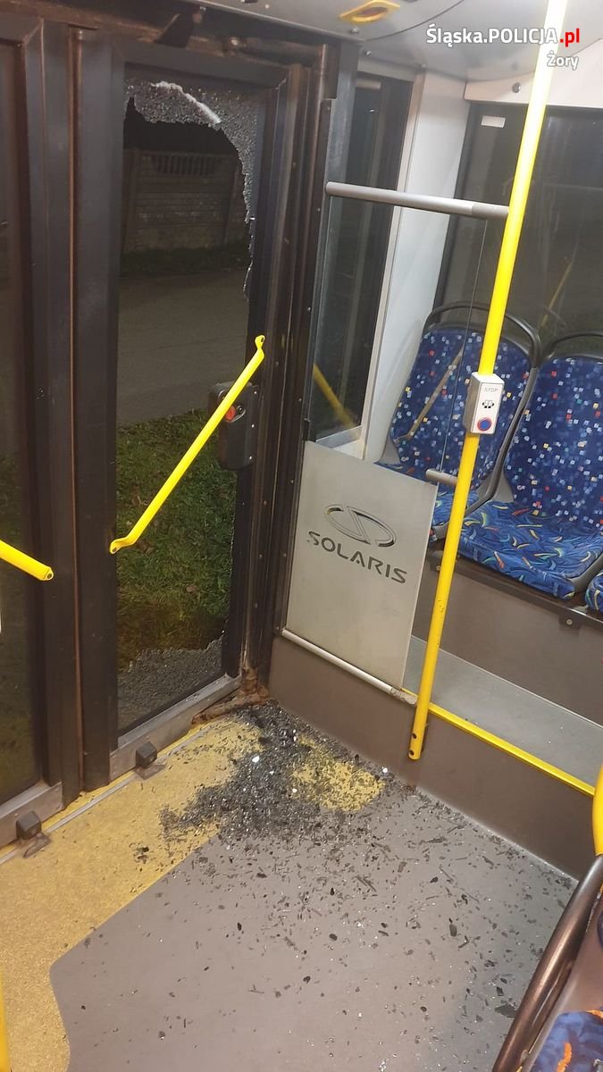 25-letni agresor zdemolował autobus. Nie podobała mu się godzina odjazdu...