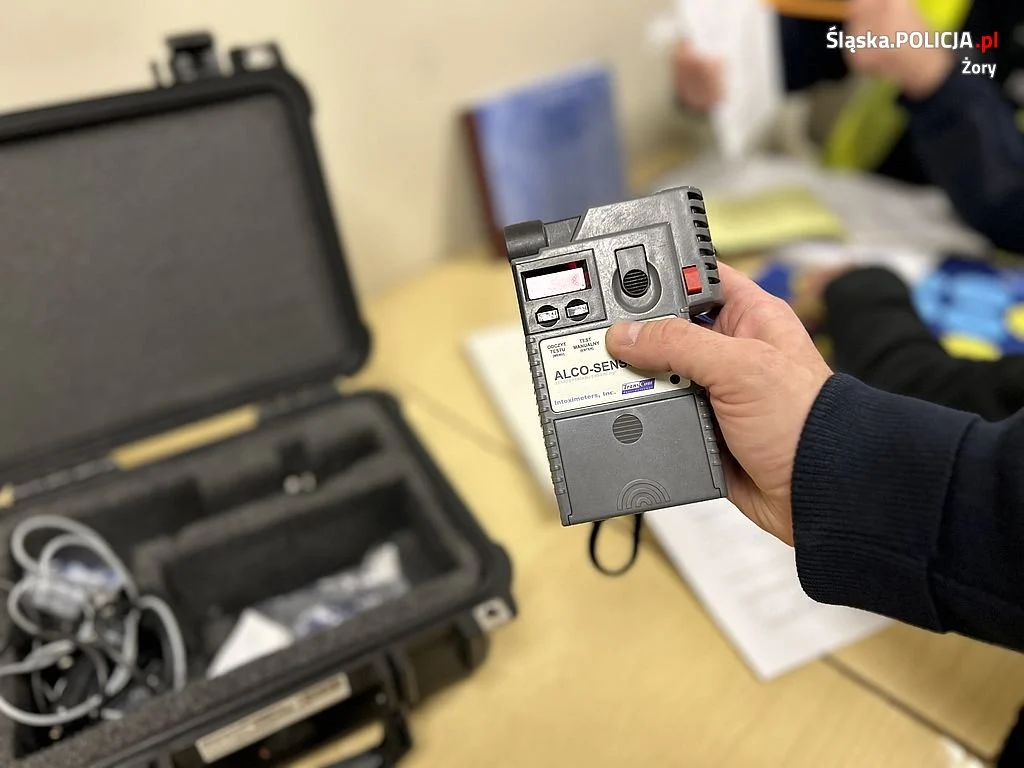54-latek jechał środkiem drogi. Miał ponad dwa promile alkoholu