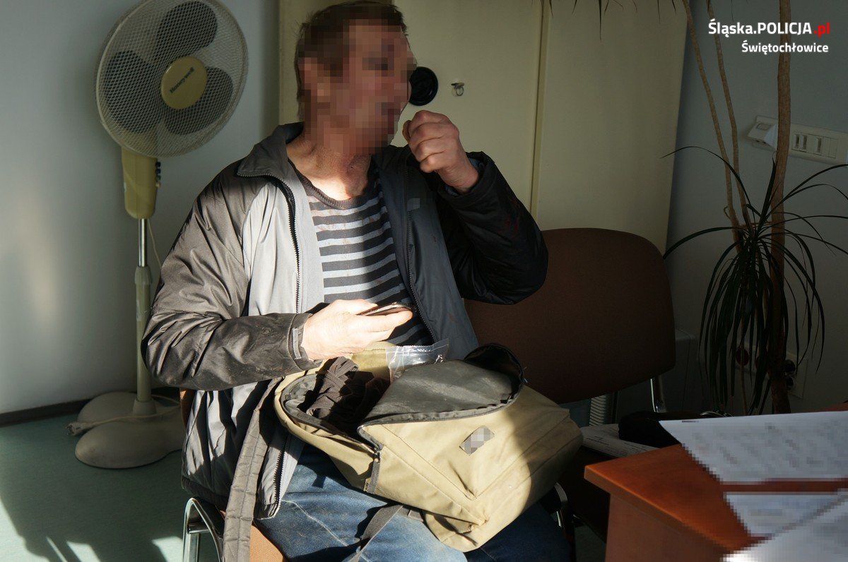 72-latek trafił do celi za atak i znieważenie ratowników medycznych