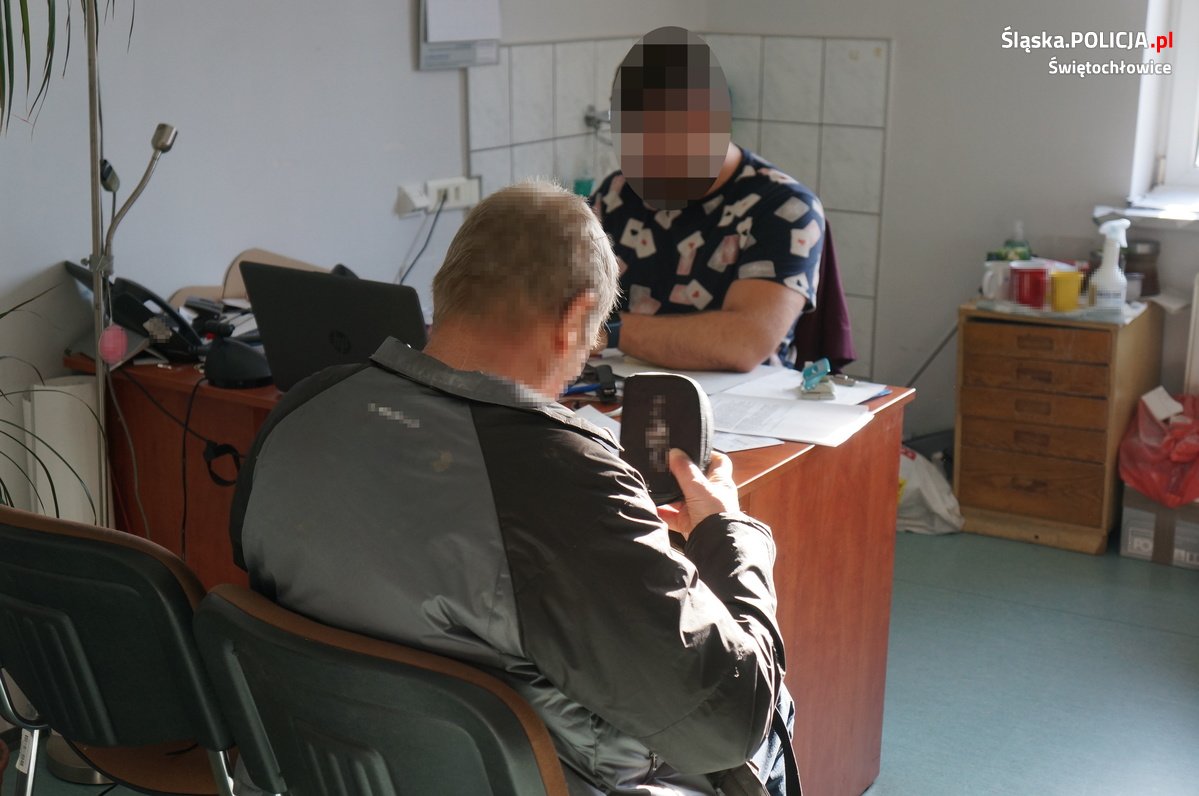 72-latek trafił do celi za atak i znieważenie ratowników medycznych