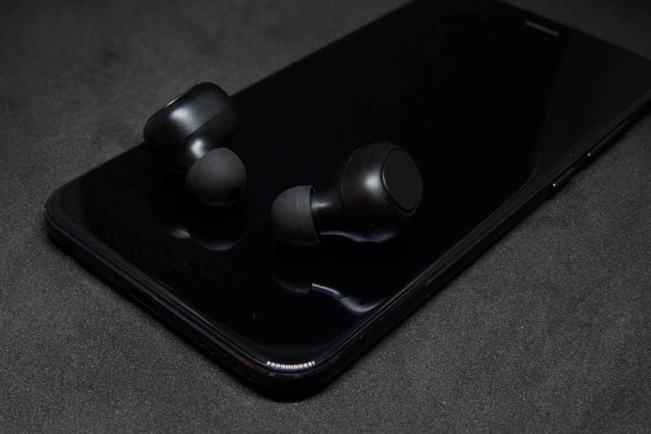 Porównanie słuchawek bezprzewodowych i przewodowych