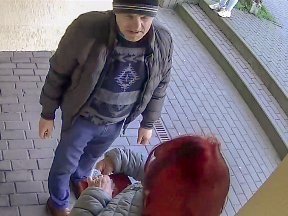 Mężczyzna podejrzany jest o oszustwo. Rozpoznajesz go?