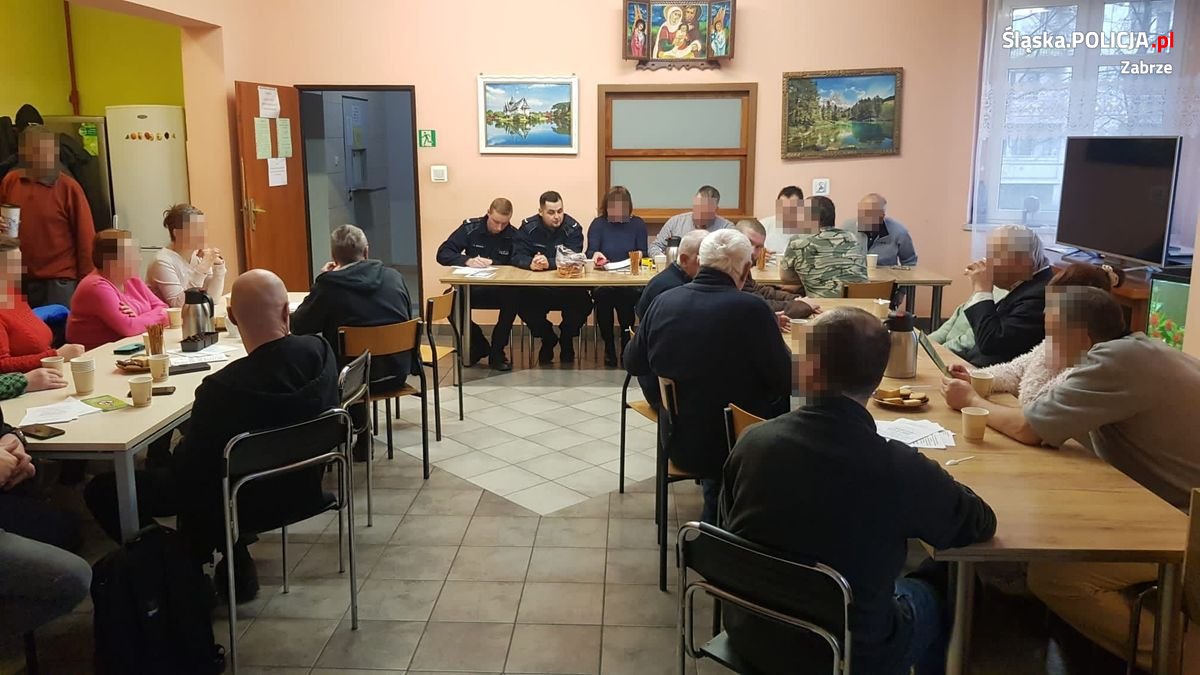 Spotkanie dzielnicowych z drugiego komisariatu z osobami dotkniętymi problemem bezdomności