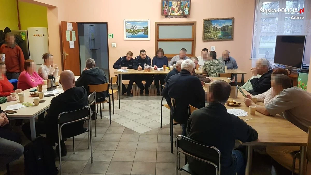 Spotkanie dzielnicowych z drugiego komisariatu z osobami dotkniętymi problemem bezdomności