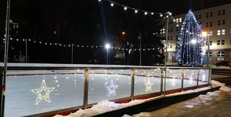 Ślizgawka w rytm muzyki na miejskim lodowisku [CENNIK, GODZINY OTWARCIA]