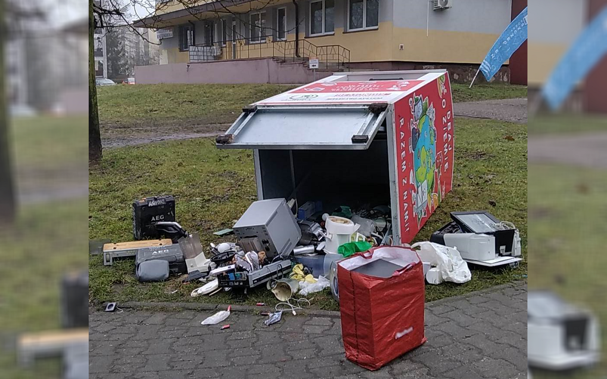 Przewrócono trzy pojemniki na elektroodpady. Sprawą zajęła się Straż Miejska