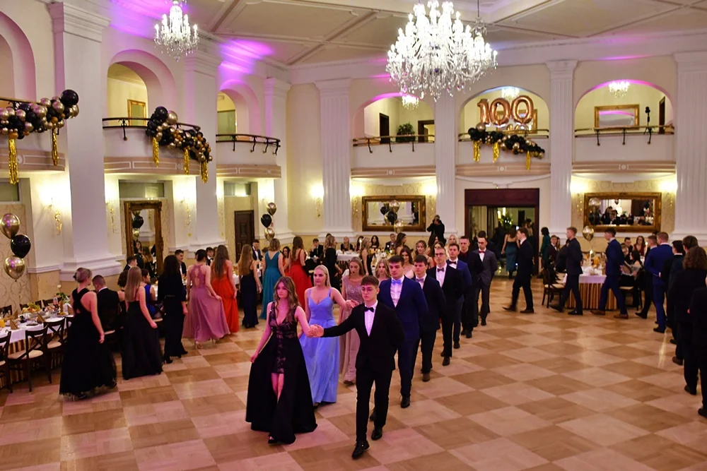 Poloneza czas zacząć! Studniówka uczniów I LO im. Adama Mickiewicza [GALERIA]