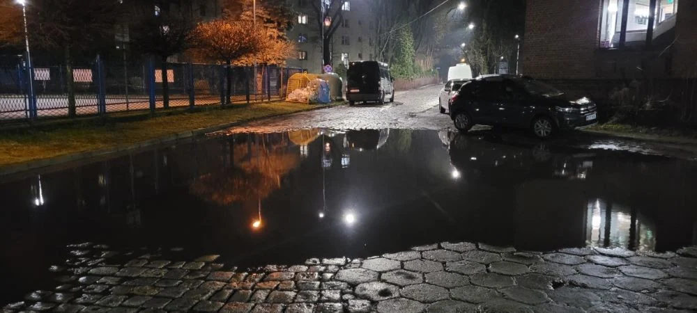 Zalewisko tuż przez siedzibą PWiK. Co na to spółka?