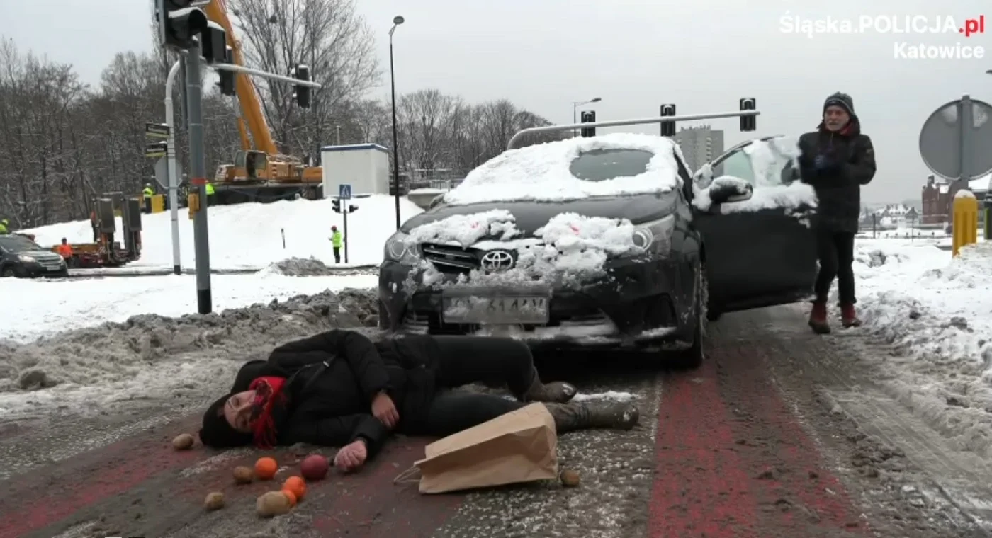 Jak tragiczne skutki może mieć jazda nieodśnieżonym pojazdem? Policja opublikowała spot