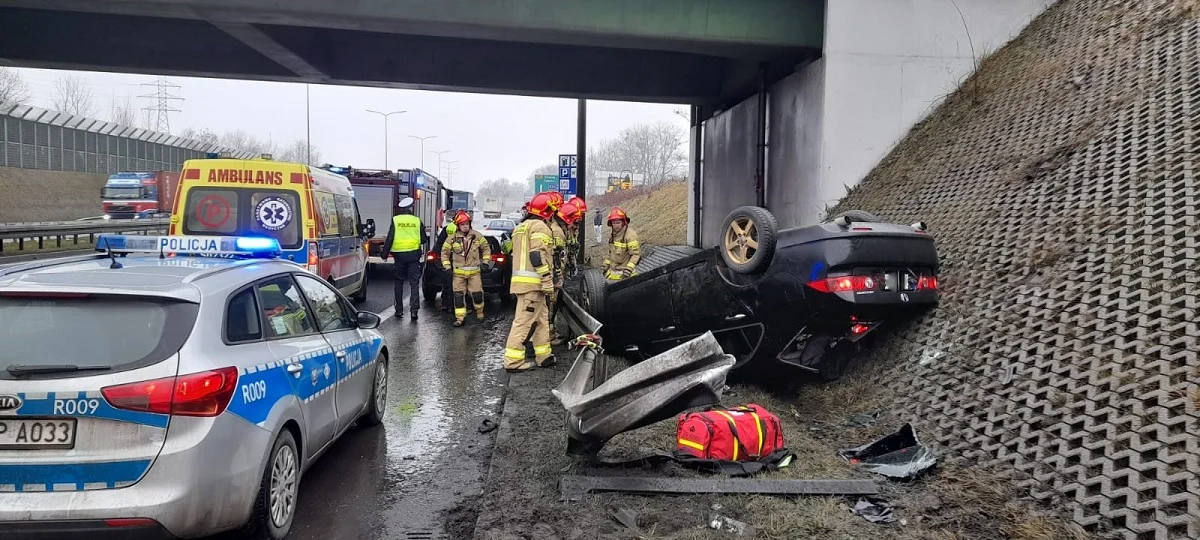 Groźne zdarzenie drogowe na "Zakręcie Mistrzów". Pojazdem podróżowali ciężarna i dziecko!