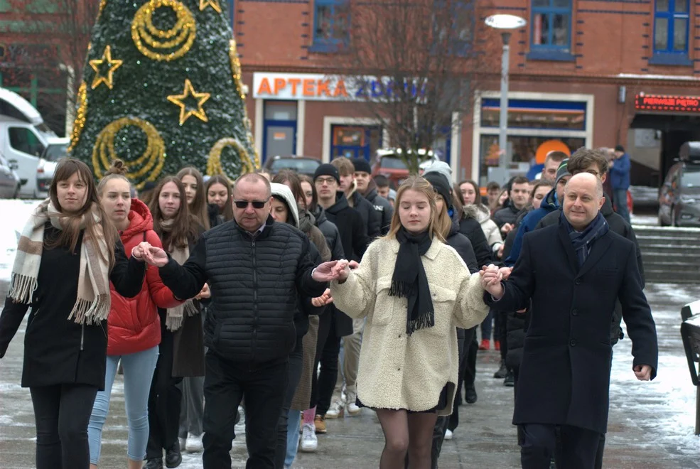 Ruda Śląska: Tegoroczni maturzyści zatańczyli poloneza na nowobytomskim rynku