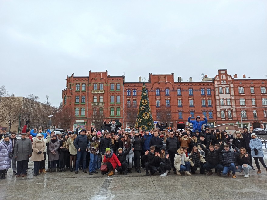 Ruda Śląska: Tegoroczni maturzyści zatańczyli poloneza na nowobytomskim rynku