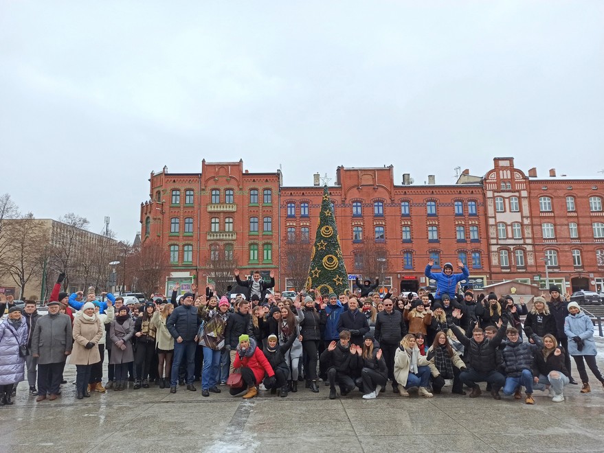 Ruda Śląska: Tegoroczni maturzyści zatańczyli poloneza na nowobytomskim rynku