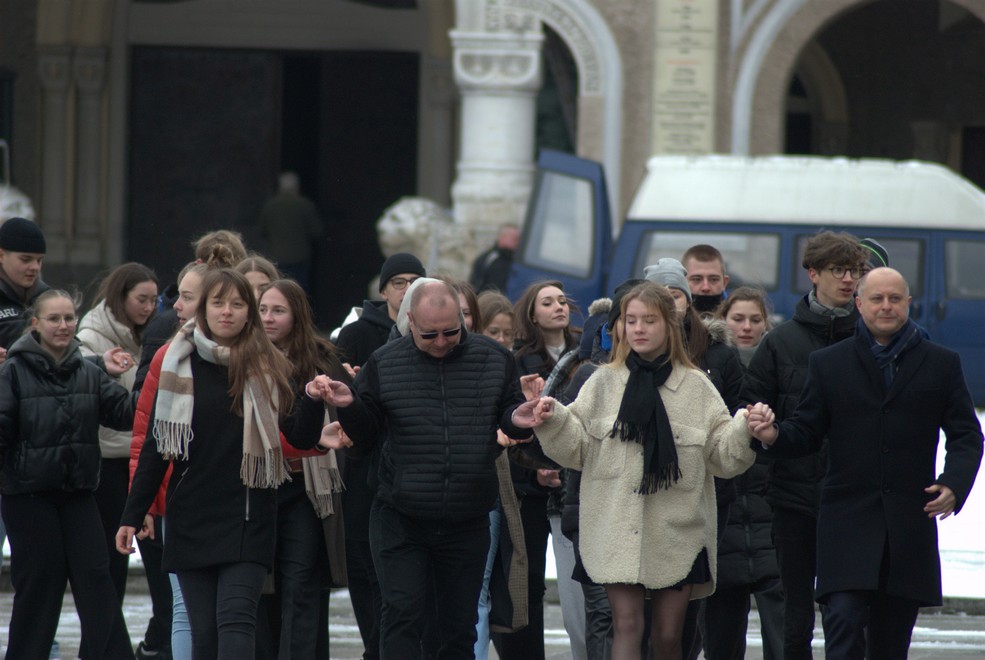 Ruda Śląska: Tegoroczni maturzyści zatańczyli poloneza na nowobytomskim rynku