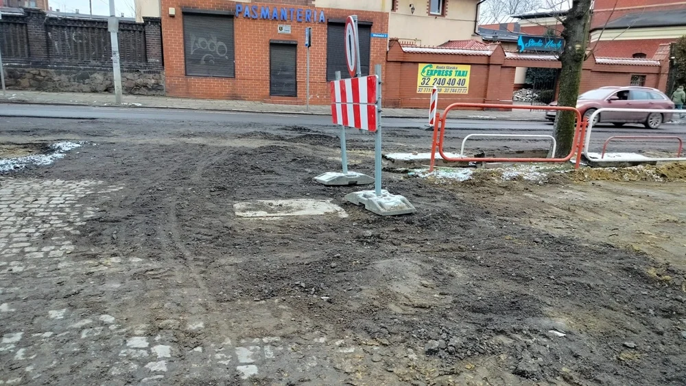 Ruda: Mieszkańcy zgłaszają zniszczenie zieleni na placu Żwirki i Wigury. Magistrat reaguje